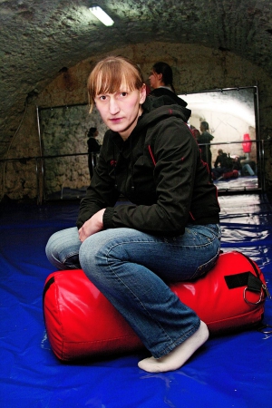 Катерина ТАРНОВСЬКА, 34 роки. Майстер спорту з контактних єдиноборств, срібний призер чемпіонату світу з кікбоксингу. Виросла в Дзержинську на Донбасі. Закінчила Дніпропетровський інститут фізичного виховання за фахом “спортивна гімнастика”. 16 років тому переїхала до Львова, аби вивчати бойовий гопак.
2002 року створила школу гармонійного розвитку для жінок “Асгарда” – викладає самозахист, володіння стародавньою зброєю. На запрошення тренує активістів львівської Федерації фрі-файту, організації “Тризуб”.
Розлучена, виховує 7-річного сина Данарія. Він захоплюється шахами, хореографією та акробатикою.
Знялася в кліпі “Наше літо” гурту “Тартак”