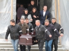 Под руки выводят жену умершего