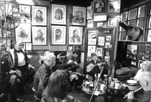 Музиканти в ірландських пивних ресторанах грають за столами. Після виступу з ними можна побалакати, пригостити кавою