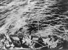 Лодки со спасенными пассажирами &quot;Титаника&quot; плывут к &quot;Карпатии&quot;, 15 апреля 1912