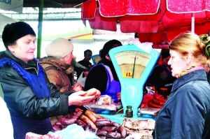 Продавщиця на Краківському ринку Львова у четвер вранці пропонує жінці кільце домашньої меленої ковбаси по 65 гривень. Минулого тижня така коштувала на 10 гривень дешевше