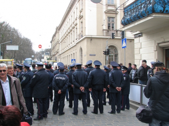Во время приезда Виктора Януковича во Львов 12 апреля милиционеры не пропускали львовян к их домам и офисам