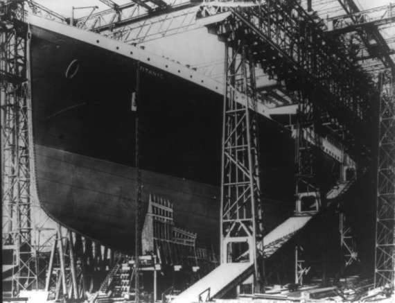 &quot;Титаник&quot; после спуска в воды реки Лаган для буксировки к причалу, где ему установлены двигатели и достроили интерьер, 31 мая 1911  