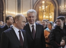 Председатель правительства РФ Владимир Путин в сопровождении мэра Москвы Сергея Собянина на праздничном пасхальном богослужении в Храме Христа Спасителя в Москве