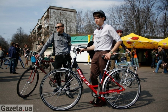 В Украине состоялся первый велосипедный заезд в стиле ретро
