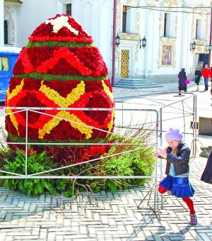 Трояндову писанку внесли до Книги рекордів України. Вона заввишки два з половиною метри. Підійти і понюхати квіти не можна. Яйце обгородили металевим парканом