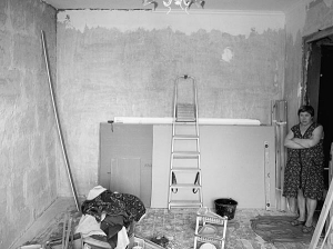 Киянка Катерина Бичковська стоїть у кімнаті, в якій спала 23 лютого 2011 року. Тоді в сусідній квартирі вибухнула газова плита. Катерину засипало уламками стіни та стелі