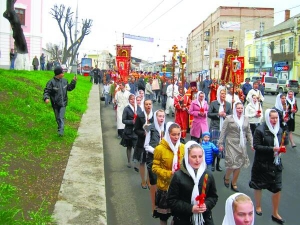 15 квітня православні відзначили Великдень — Світле Христове Воскресіння. Близько тисячі вірян прямують вулицею Соборною у Вінниці до Воскресенського храму. Люди зійшлися на центральну вулицю з 38 церков. Через це майже годину не їздив міський транспорт. Таку великодню ходу в обласному центрі влаштовують удруге