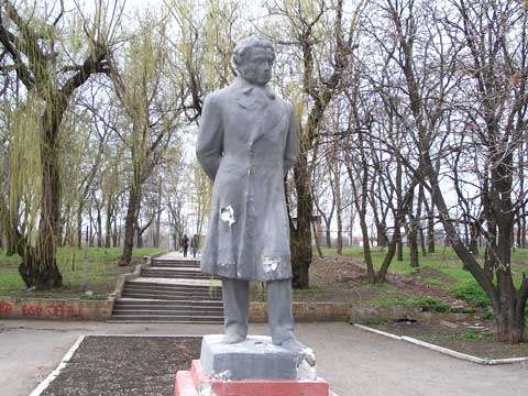 Памятник поэту заброшенный, он не реставрируется, а сквер возле ДК запущен