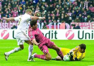 Форвард ”Баварії” Маріо ґомес атакує ворота голкіпера ”Реала” Ікера Касільяса. ґомес забив переможний м’яч у зустрічі 
