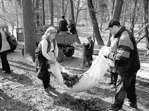 Тетяна Бігус із Дмитром Литвином збирають листя у парку імені Горького у Вінниці. За день мають прибрати гектар площі 