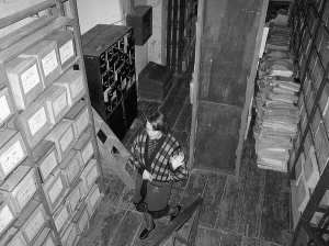 Працівниця обласного архіву Ніна Сабадіна показує стелажі з метричними книгами костелів
