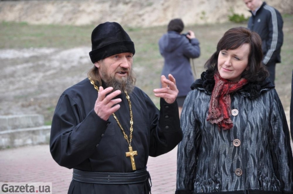 "Тут все близенько – прямо з будівлі є тропа до повстанської могили, каплички та лісової схованки. Я роками живу серед лісу один і нікого не боюся", - запевняє ієромонах. – "Хотів би тільки, щоб сюди на екскурсії більше школярів возили. Регулярний транспорт до урочища не ходить, усі своїм ходом добираються або ж маршруткою до села, а потім пішки"