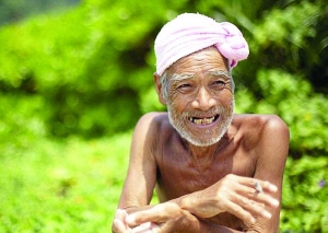 Масафумі Нагасакі, єдиний житель острова Сотобанарі на півдні Японії, одягає лише рожевий рушник на голову
