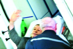 Юлія Тимошенко махає рукою з нош. Її переносять до машини швидкої допомоги в Харкові 22 квітня, щоб доправити у Качанівську колонію. Екс-прем’єр відмовилася обстежуватися у харківській лікарні ”Укрзалізниці”