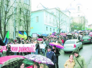 Учасники акції захисту Андріївського узвозу спускаються столичною вулицею Трьохсвятительською на Хрещатик, ідуть до Київської міськдержадміністрації. Під час мітингу вигукували: ”Попова — у відставку!”