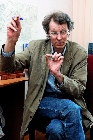 Олексій Толочко, 48 років, доктор історичних наук, медієвіст. Очолює Центр досліджень з історії Київської Русі Інституту історії України Національної академії наук України, 
член-кореспондент НАНУ