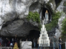 Ґрот, де Діва Марія з'явилася перед 14-річною Бернадеттою. На місці появи встановили її статую