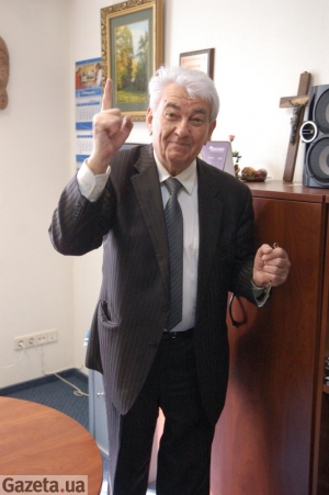 "Мені часто пропонували написати пісню російською чи перекласти на цю мову мої пісні. Обіцяли заплатити в п'ять, а той десять разів вищі гонорари. Та я відмовлявся. Я затятий в цьому питанні. Для мене велика радість, коли з'являється українська пісня. Були випадки, коли переді мною на сцені люди падали на коліна і цілували ноги. Більшого гонорару мені не треба"