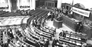 Опозиція блокує трибуну та президію Верховної Ради 25 квітня. Вимагає пояснень щодо побиття екс-прем’єрки Юлії Тимошенко
