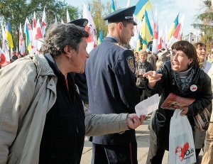 Прибічники й противники екс-прем'єра Юлії Тимошенко сперечаються під час мітингу біля будівлі Обласного апеляційного суду в Харкові. Там розглядають справу щодо переведення на бюджет держави боргів корпорації &quot;Єдині енергетичні системи України&quot;, яку Юлія Тимошенко очолювала у 1995-1997 роках