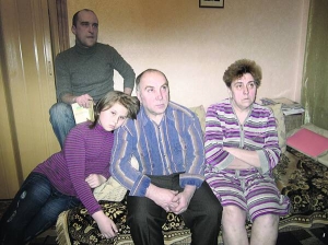 Анатолій Чорнобай (у центрі) з дружиною Олександрою, сином Артемом і онукою Марією займають дві кімнати у гуртожитку по вулиці Левицького, 6 у Донецьку. Їх хочуть виселити