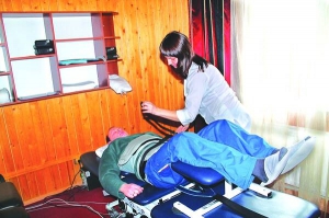 Пацієнт проходить процедуру витяжіння на тракційному столі у спа-центрі ”Буковель”