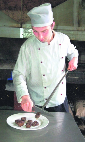 Кухар столичного ресторану ”Піросмані” Томаз Гелашвілі знімає готовий шашлик із шампура. Подасть зі свіжою цибулею та соусом сацибелі