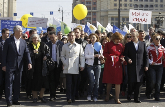 Дмитро Медведєв та Володимир Путін взяли участь у параді у центрі Москви