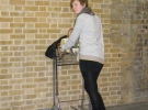 Девушка фотографируется возле платформы Гарри Поттера