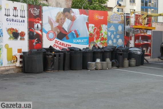 Задвірки ТЦ "Новий центр", куди звезли всі сміттєві урни з проспекту Карла Маркса