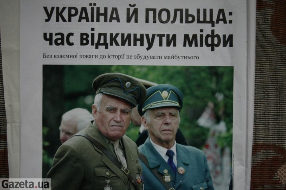 "Власть нас не признала. Франковская область по 500 грн. в месяц доплачивает, кто там живет, Львовская по 200, а тут ничего. Видите, и у Шухевича сняли героя, и у Бандеры, но наши люди знают, кто герой. Мы оружия не имели своего, состава своего не было - чужим оружием воевали и на продуктах населения. Только люди поддерживали нас"