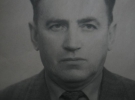 В Свердловске какая-то банда ограбила магазин, а начальника охраны обвязала колючей проволокой и бросила в подвал. Оттуда его привезли в больницу. Приезжает девушка его дочь из Москвы - артистка Валя Соловьева. Стала передачи приносить - колбасы, булки. Я был красив тогда. Так ко мне привязалась уже - берет костыли мои под руку, аккордеон на плече - идем на пруд поем.