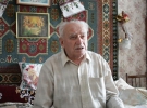 "Познакомился в Киеве с полькой. Станислава Войцеховская, переписалась на фамилию "Бабник". Говорит: "Я тебя выйду". А она в Киеве родилась, все по-русски говорила. Говорю: "Если будешь по-украински разговаривать, я на тебе женюсь. Даю тебе полгода". Она говорит "Ты штрафуй меняза каждое русское слово. На рубль". Это было в 1987 году. Первый месяц - 462 рублей, второй - 197, третий - 43. За три месяца выучила язык, должен был жениться. Польский я знаю, она - нет"