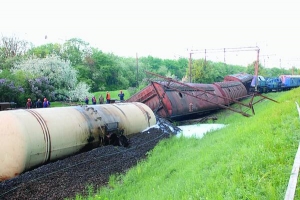 Вагони вантажного потяга зійшли з рейок у Пустомитівському районі на Львівщині у ніч проти четверга через несправність ходової частини одного з них