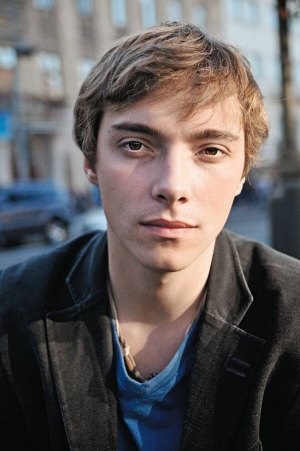 Андрій Любка, 24 роки. Поет, перекладач і есеїст. Народився в Ризі. Дитинство провів у місті Виноградів Закарпатської області. 2006-го входив до групи радників кандидата в президенти Білорусі Аляксандра Мілінкевіча. За участь у протестах після виборів 15 діб просидів у білоруській в'язниці та був висланий в Україну. Працює прес-секретарем громадської молодіжної організації "Батьківщини молодої". Легко закохується. Не любить чистити картоплю