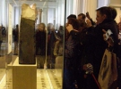 Посетители фотографируют Розеттский камень
