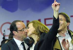 Новообраний президент Франції Франсуа Олланд цілує цивільну дружину, журналістку 47-річну Валері Трієрвеєр на сцені святкового мітингу в Парижі. Пара зустрічається з 2006-го. Тоді Олланд жив із Сеголен Руаяль, кандидаткою у президенти від соціалістичної партії на попередніх виборах