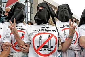 Активісти бельгійської крайньо-правої партії Vlaams Belang у футболках з написами &quot;Зупиніть ісламізацію&quot; та імпровізованих мусульманських паранджах проводять антиісламську акцію в Брюсселі, попри заборону від мерії