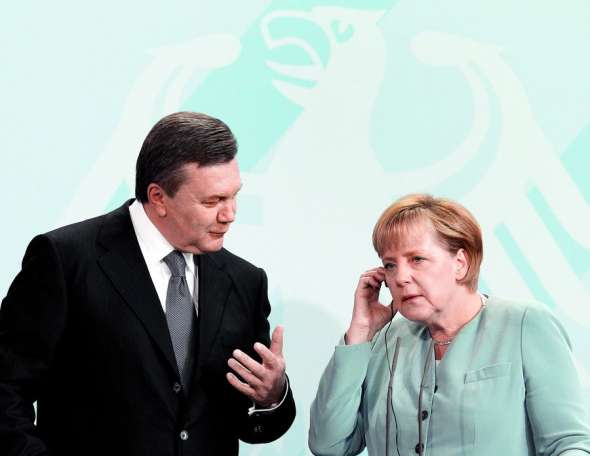Віктор Янукович спілкується з канцлером Німеччини Ангелою Меркель у Берліні 30 серпня 2010 року
