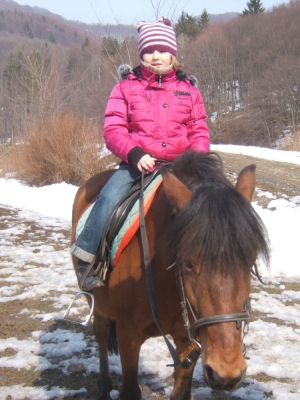 Девочка катается на лошади Цвитонька в санатории &quot;Квитка полонины&quot;, в селе Солочин Свалявского района на Закарпатье. Час катания на лошадях стоит 120 грн.
