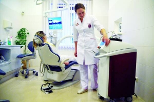 Лікар львівської стоматологічної клініки показує ербієвий лазер, з допомогою якого можна безболісно лікувати карієс, підготувати ротову порожнину до реставрації зубів
