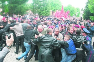 9 травня ”свободівці” у Тернополі намагаються прорвати кордон ”беркутівців”, які відділяють їх від комуністів. Вимагали прибрати ”радянську символіку”. Після сутичок кількох ”свободівців” затримали правоохоронці