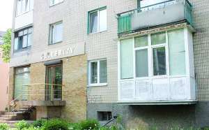 Квартира номер 61 на першому поверсі будинку на вулиці Воїнів Інтернаціоналістів, 12 у Вінниці зараз порожня. За два роки там було два вбивства і самогубство