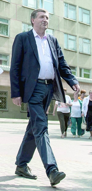 Німецький невропатолог клініки ”Шаріте” Лутц Хармс виходить із лікарні після візиту до ув’язненої Юлії Тимошенко 9 травня у Харкові