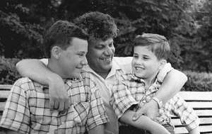 Володимир Кисельов із синами Леонідом і Сергієм. Одеса, 1961 рік