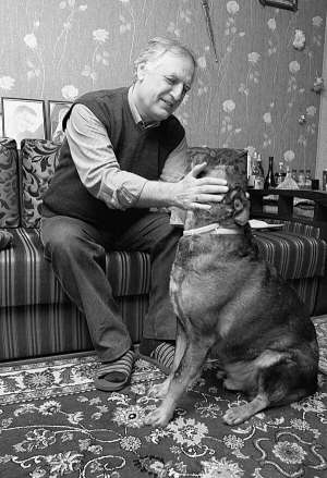 Дипломат і літературознавець Рауль Чілачава гладить собаку Манюню. Її підібрав на вулиці під час помаранчевої революції 2004-го