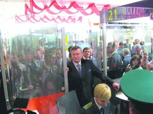 Президент Віктор Янукович у понеділок, 14 травня, оглядає пункт паспортного контролю з прозорими стінами в оновленому аеропорту Донецька