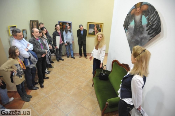 “Ідея моєї виставки - зобразити мешканців Львова, таємних і відомих, вигаданих і цілком реальних - каже художниця Ольга Погрібна-Кох, - Вони ніколи не припиняють свого життя у місті, виконують важливу роботу, аби Львів залишався унікальним. Вони розводять львівських голубів, заварюють каву, аби на вуличках був її аромат, зганяють дощові хмари для фірмової дощової погоди, складають позитивні астрологічні прогнози для мешканців”