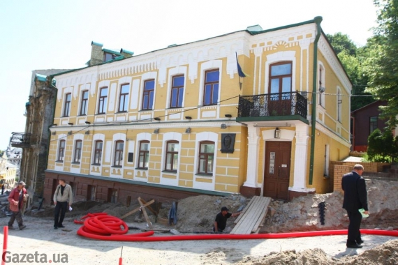 "У нас пусто не бывает. Даже под грохот техники, которая сейчас работает на спуске, к нам приходят. Бывает, что один человек за день пришел, бывает, что и сто. На майские праздники у нас была колоссальная количество посетителей", - говорит директор музея Людмила Губианури